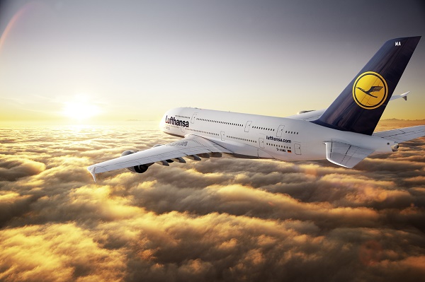 CGI: Air-to-air Motiv der Lufthansa A380./CGI: air-to-air image of the Lufthansa A380.
