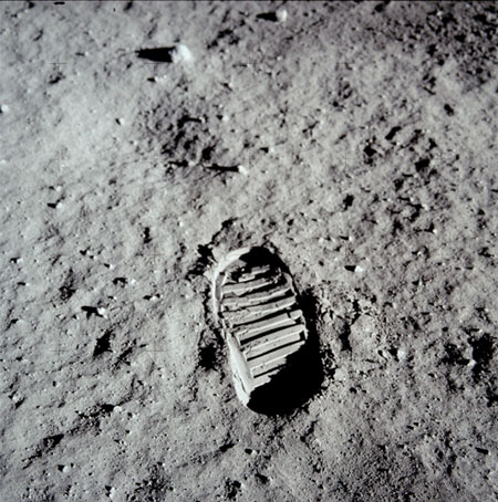 Apollo-11-landing-on-moon-002