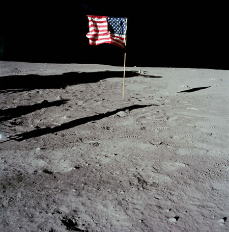 Apollo-11-landing-on-moon-003