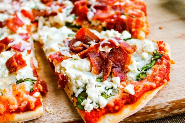 Pizzayi-domates-soslu-yiyin-listelist