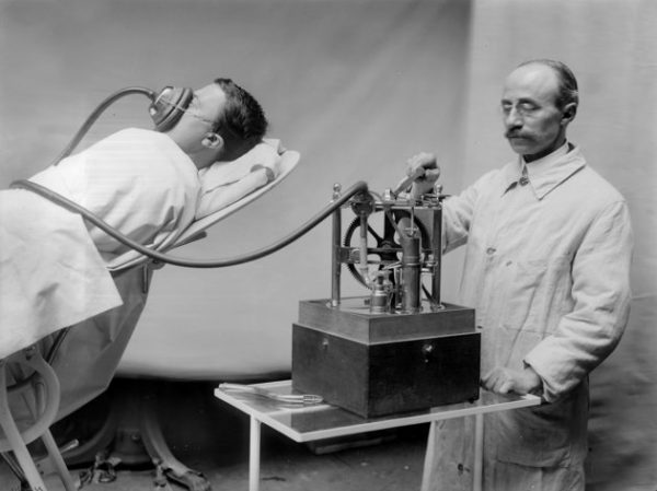 FRANCE - CIRCA 1913:  R. Dubois anesthetizing machine . France, on 1913.  (Photo by Boyer/Roger Viollet/Getty Images)