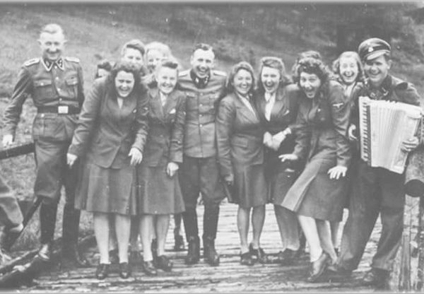 27. Auschwitz’de gülmek