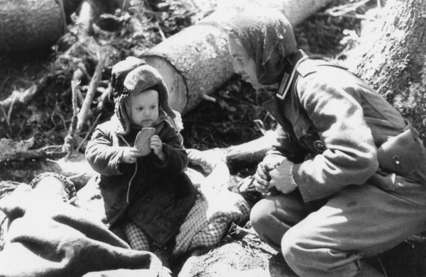 46. Bir Alman asker, öksüz bir Rus çocuğa