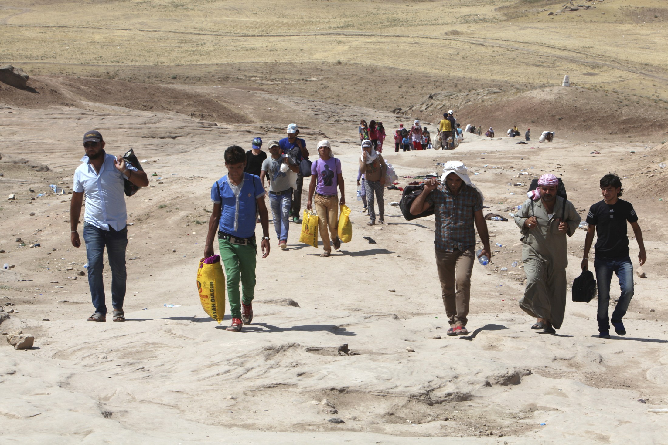 Syrian refugees cross the border into the autonomous Kurdish region of northern Iraq