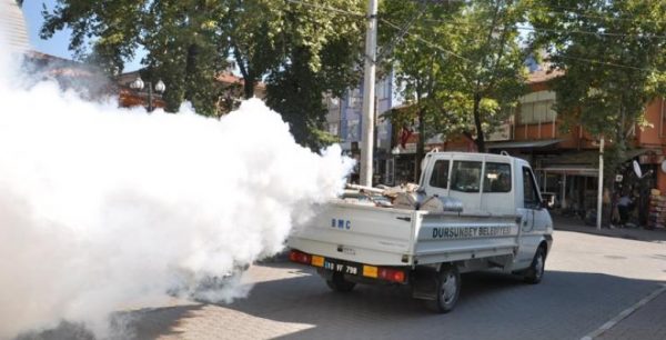 mahalleden-gecen-sinek-ilaci-sikan-arabanin-pesinden-kosmak-_780x398-g87lig1fma