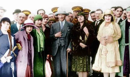 12. “Cumhuriyet fikir serbestliği taraftarıdır. Samimî ve meşru olmak şartıyla, her fikre hürmet ederiz. Her kanaat bizce muhteremdir.” Mustafa Kemal Atatürk