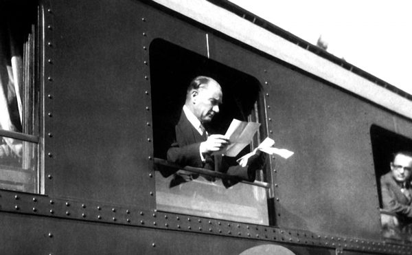 15. “En iyi hükümet, bize kendi kendimizi yönetmesini öğreten hükümettir.” Goethe