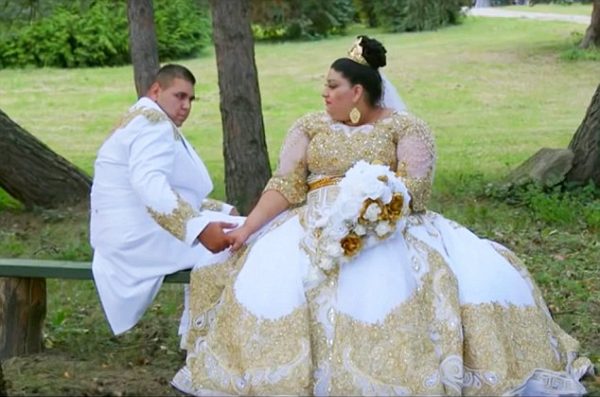 Slovakian gypsy wedding with bride showered with 500 euro notes and gold went viral in Slovakia and Russia
