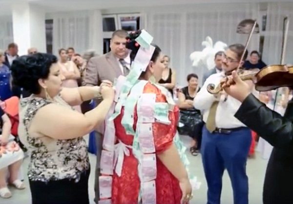 Slovakian gypsy wedding with bride showered with gold and 500 euro notes went viral in Slovakia and Russia