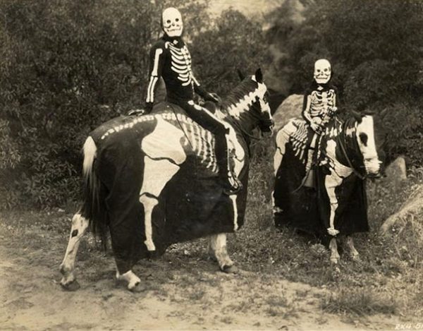 scary-vintage-halloween-creepy-costumes-34-57f65ae1f0212__605