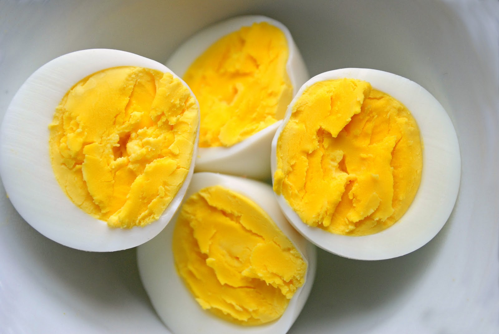 Что будет если переварить яйца. Вареные яйца. Желток вареный. Яйцо отварное. Яйцо желток отварное.