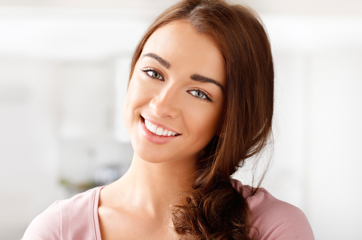 Close-up portrai of an attractive young woman smiling