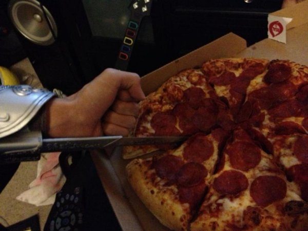 1250bd0478c790af6417be34cc26fb70-assassins-creeds-ezio-grabs-a-slice