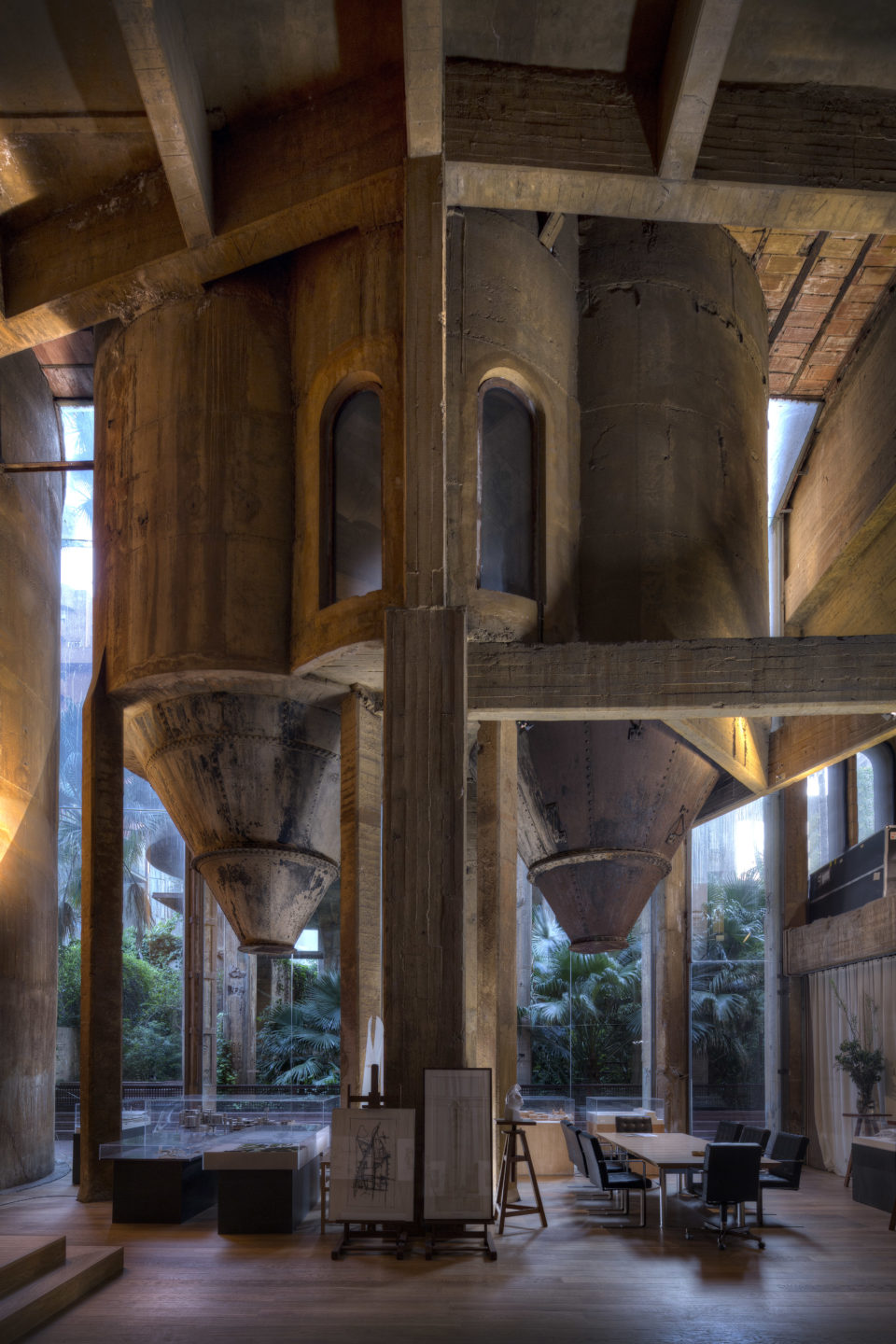Ricardo_Bofill_Taller_de_Arquitectura_La_Catedral_Barcelona_Spain_4-960x1440