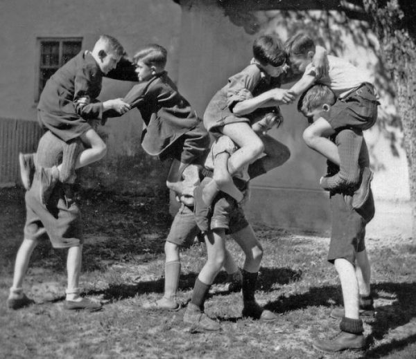 historical-children-playing-photography-30-589dbf05aa4fb__700