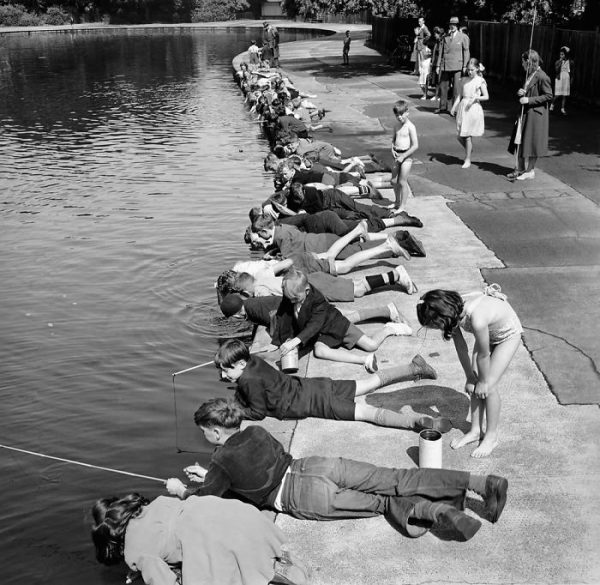 historical-children-playing-photography-58a456e51a5fb__700