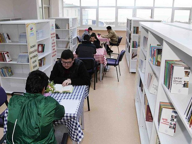 kitap-okuyan-ogrenciye-yeme-icme-ucretsiz-r9sh