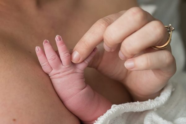 professional-birth-photography-competition-winners-labor-2017-31-58b02bda4c53b__880