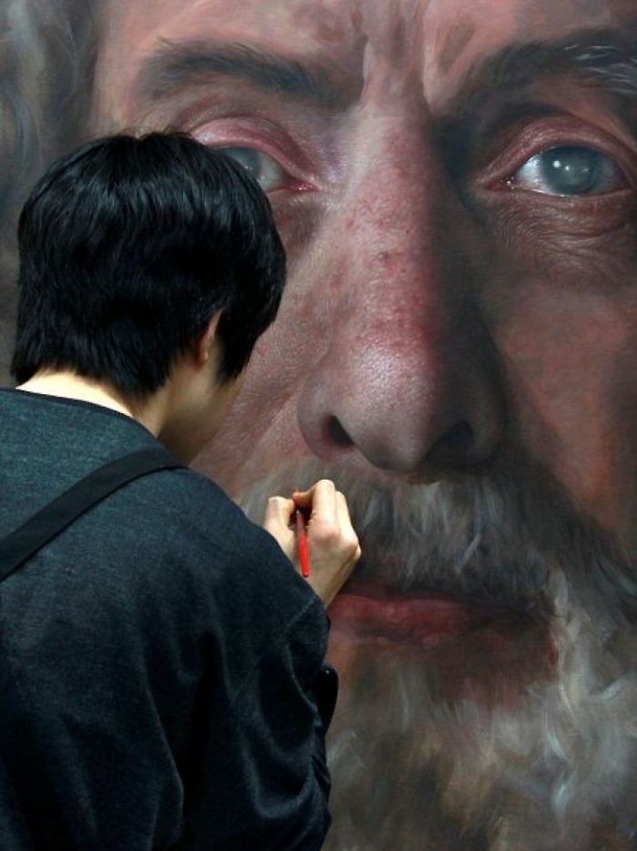 Incredible-artist-portraits-that-are-so-lifelike-they-look-more-like-photographs-than-paintings-58fbb7b8d4697__700