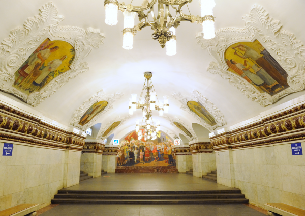 Moskovanın güneyindeki Krasnogvardeyskaya metro istasyonu 33