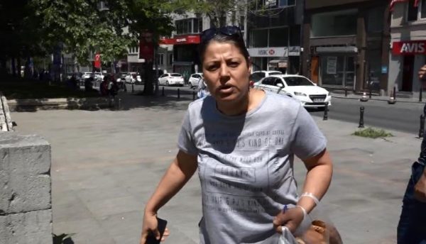 Taksim Gezi Parkı'nda Beyoğlu Belediyesi Veteriner İşleri Müdürlüğü ekipleri, sokak köpeklerini iğneyle bayıltarak topladı. Bazı kişiler, duruma tepki gösterdi. Foto: Zeki Günal/İstanbul, (dha)