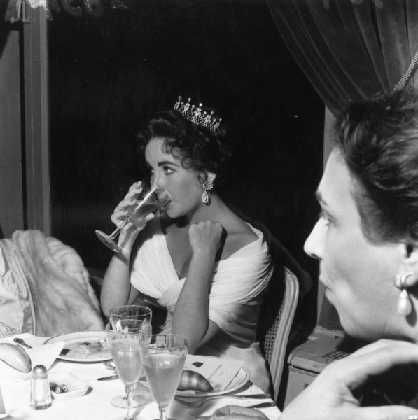 Elizabeth-Taylor-sipped-drink-while-wearing-crown-during
