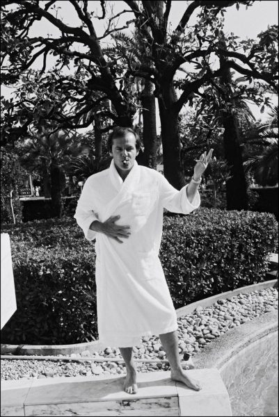 Jack-Nicholson-photographed-his-bathrobe-outside-his-hotel