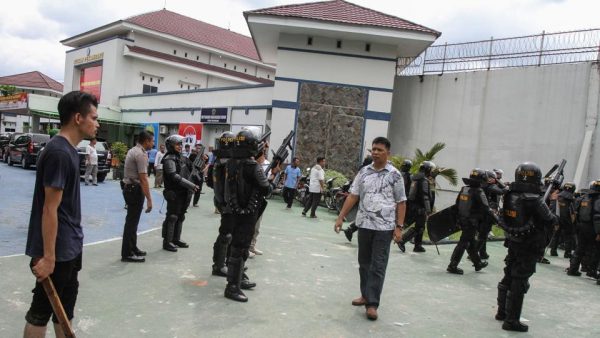 sialang-villager-pekanbaru-bungkuk-prisoners-prison-policemen_27cbd174-3198-11e7-aae9-524ad91d2809