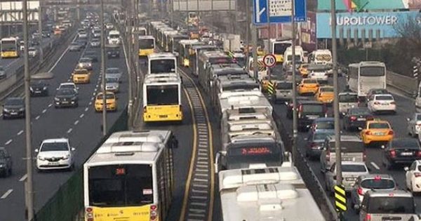 metrobus-arizalandi-uzun-kuyruklar-olustu-1429346626