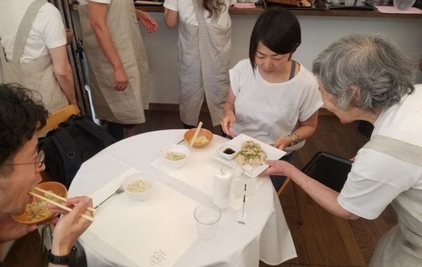 waiters-dementia-restaurant-of-order-mistakes-tokyo-7