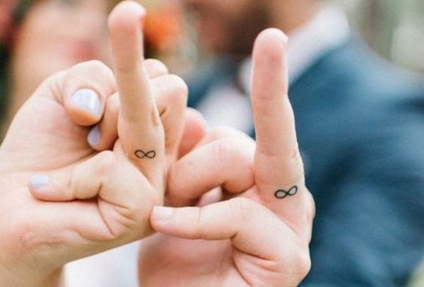 whats-more-permanent-than-getting-inked-this-couple-promises-to-love-one-another-for-eternity-with-mini-finger-tattoos