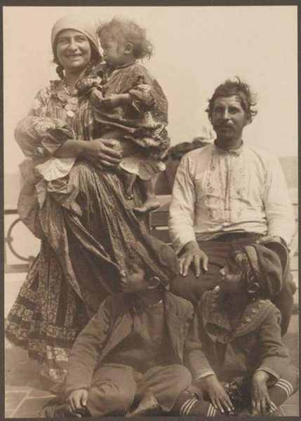 12-Roman-aile-Romanlara-bazen-Çingene-denir