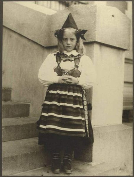 20-Dalarnanın-Rattvik-mezhebinden-genç-bir-İsveçli-kız.