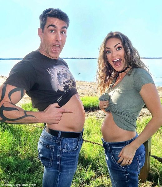 421150A000000578-4669360-Emily_shared_the_news_of_her_pregnancy_alongside_her_partner_wit-a-1_1499734073451