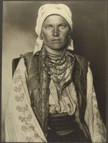 7-Şimdi-Ukrayna-olarak-bilinen-bölgeden-bir-kadın