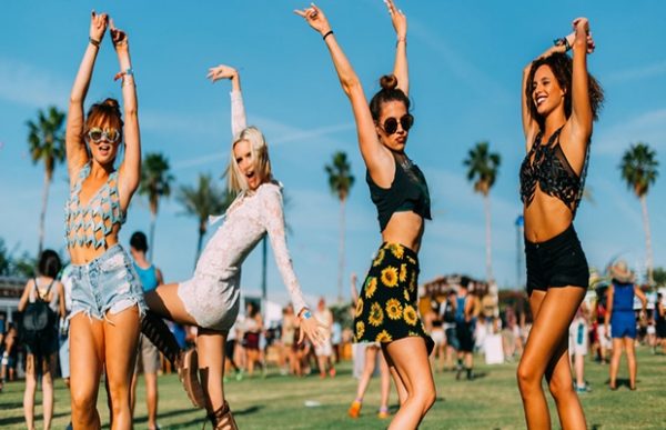 Yaz Mevsiminin Goz Bebegi Festival Modasinda Eskimeyen 12 Parca Listelist Com