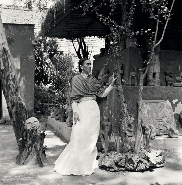 frida-kahlo-rare-photos-gisele-freund-11-595cd87b0e5de__880