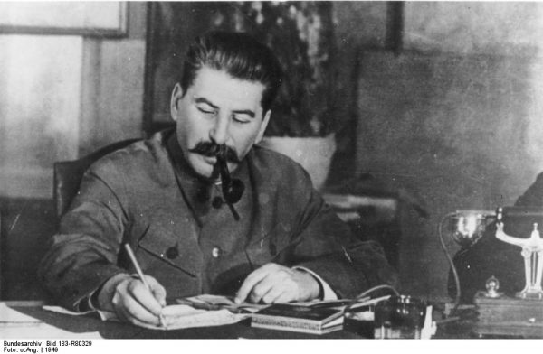 Ständige Freundschaft mit Stalin. "Freundschaft mit Stalin ist die Gewähr des Sieges, des Friedens und der Zukunft" heißt es in dem Aufruf der Regierung der Deutschen Demokratischen Republik zum 70. Geburtstag von Generalissimus Stalin am 21.12.39. UBz: I.W. Stalin am Schreibtisch Aufn.: Illus-SNB   5.12.49 4636-49