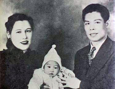 bruce_lee_with_his_parents_1940s-jpg