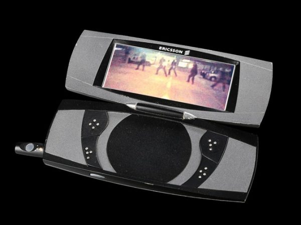 12_James-Bonds-Pierce-Brosnan-Gadget-Phone_8