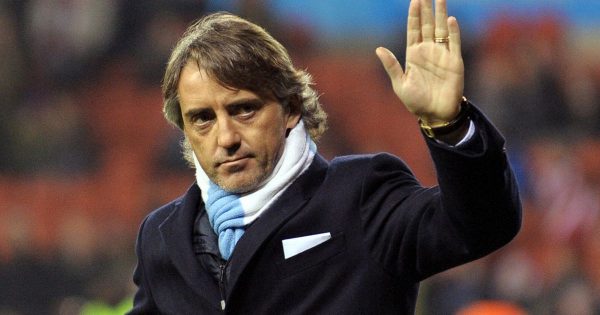 Roberto-Mancini-waves-to-fans