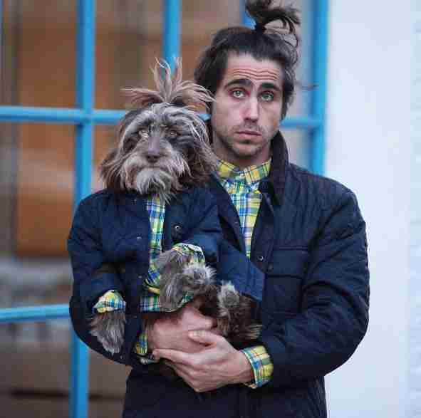 köpeğiyle_aynı_giyinen_adam (35)