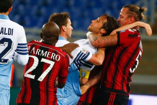 milanli-mexes-rakibinin-bogazina-sarildi-6903998_9006_m