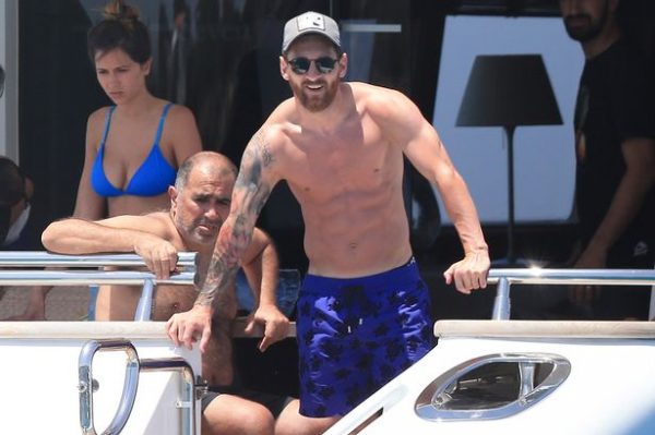 PAY-Lionel-Messi-on-holiday-in-Ibiza-on-a-yacht