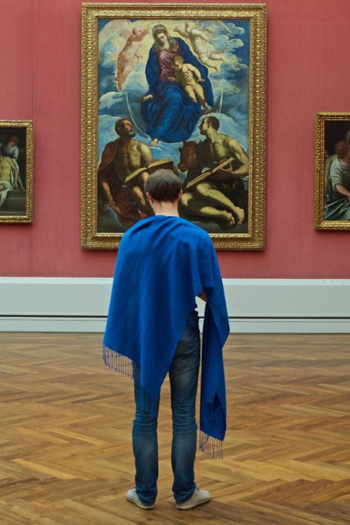 Photographer-goes-through-the-museums-to-capture-the-similarities-between-the-paintings-and-the-visitors-and-the-result-will-impress-you-59e6faae108c7__700