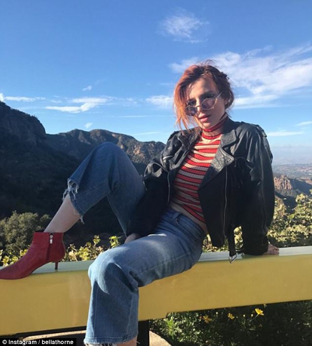 4699FF0800000578-5107117-Actress_Bella_Thorne_adopted_this_nonchalant_stance_while_posing-a-5_1511364716135