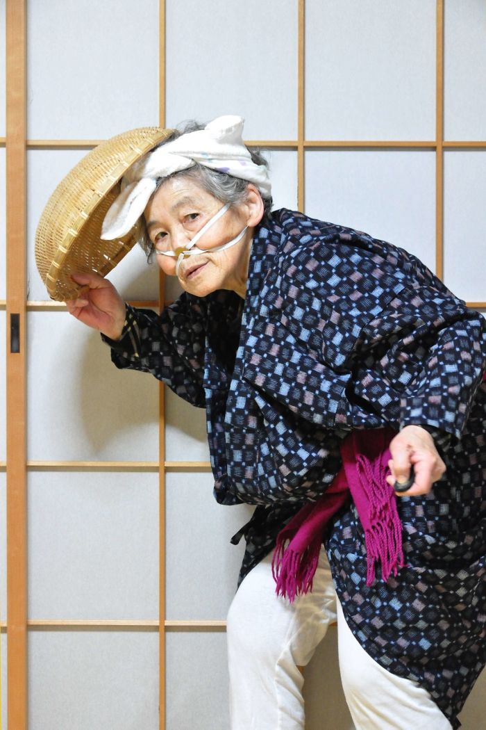 funny-self-portraits-kimiko-nishimoto-89-year-old-6-5a0a9e0758ca2__700