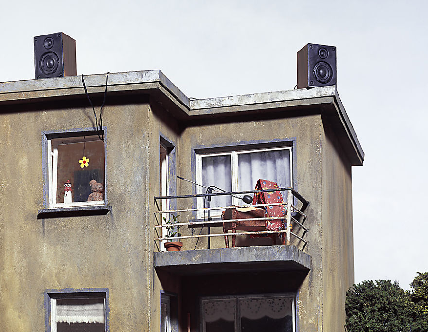 German-photographer-satirizes-modern-society-with-its-perfect-miniatures-5a3aec4ba5186__880
