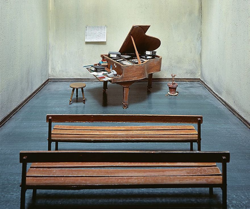 German-photographer-satirizes-modern-society-with-its-perfect-miniatures-5a3b6f77367c8__880