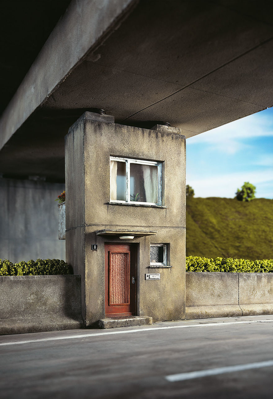 German-photographer-satirizes-modern-society-with-its-perfect-miniatures-5a3b6f864f2b3__880
